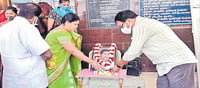 హవ్వ.. జగన్ ఫోటోకు దండ!: ఇదేం అభిమానం?